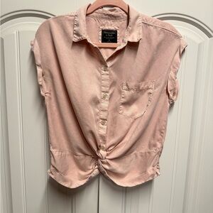 Abercrombie & Fitch Chambray Button-Down Top Twist Front, light pink, size M